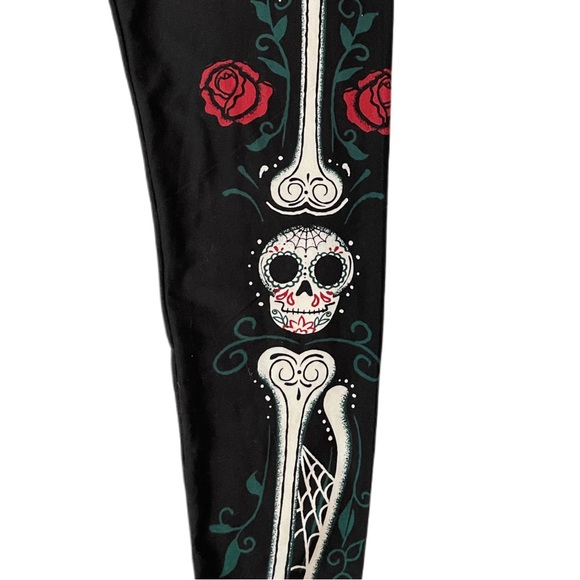 ✨🆕☠️🥀LULAROE HALLOWEEN SKULL SKELETON WITH ROSES LEGGINGS🥀 - Picture 3 of 6